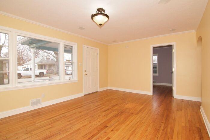 1621 N Livingston Ave - Photo 3 of 22