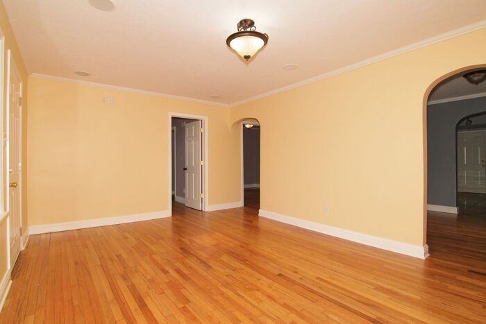 1621 N Livingston Ave - Photo 5 of 22