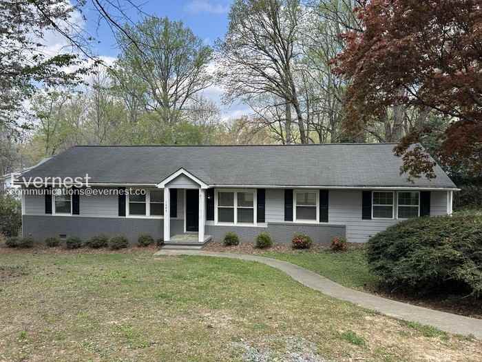 1345 Twin Oaks Cir Se