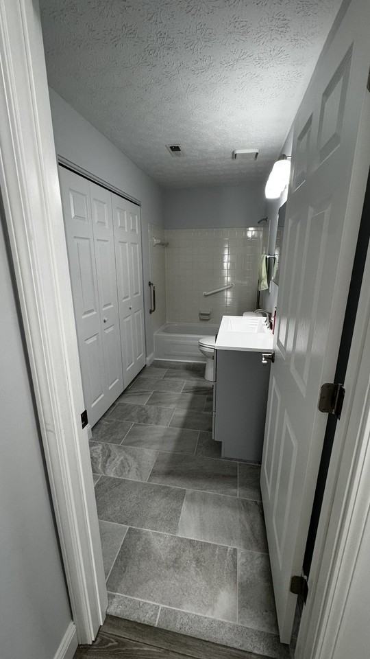 400 Sherwood Green Ct - Photo 2 of 9