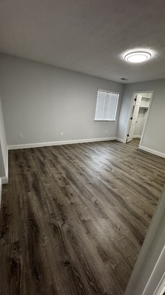 400 Sherwood Green Ct - Photo 6 of 9