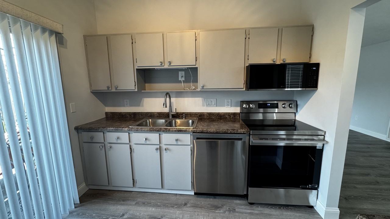 400 Sherwood Green Ct - Photo 7 of 9