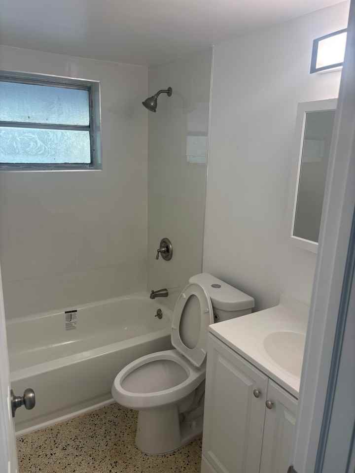 761 Sw 9th St #1 - Photo 2 of 5
