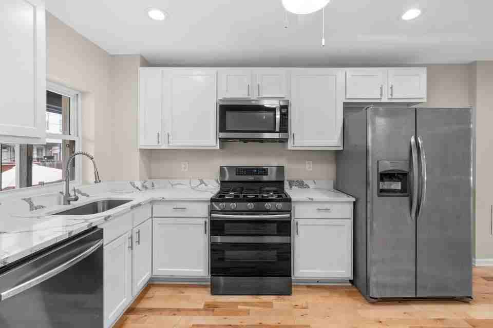 118 N Curley St - Photo 4 of 13