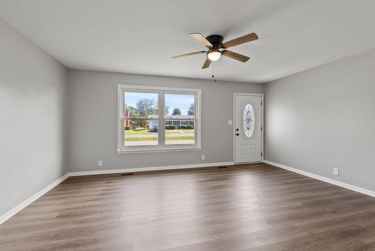 610 Greenbriar Dr - Photo 5 of 20