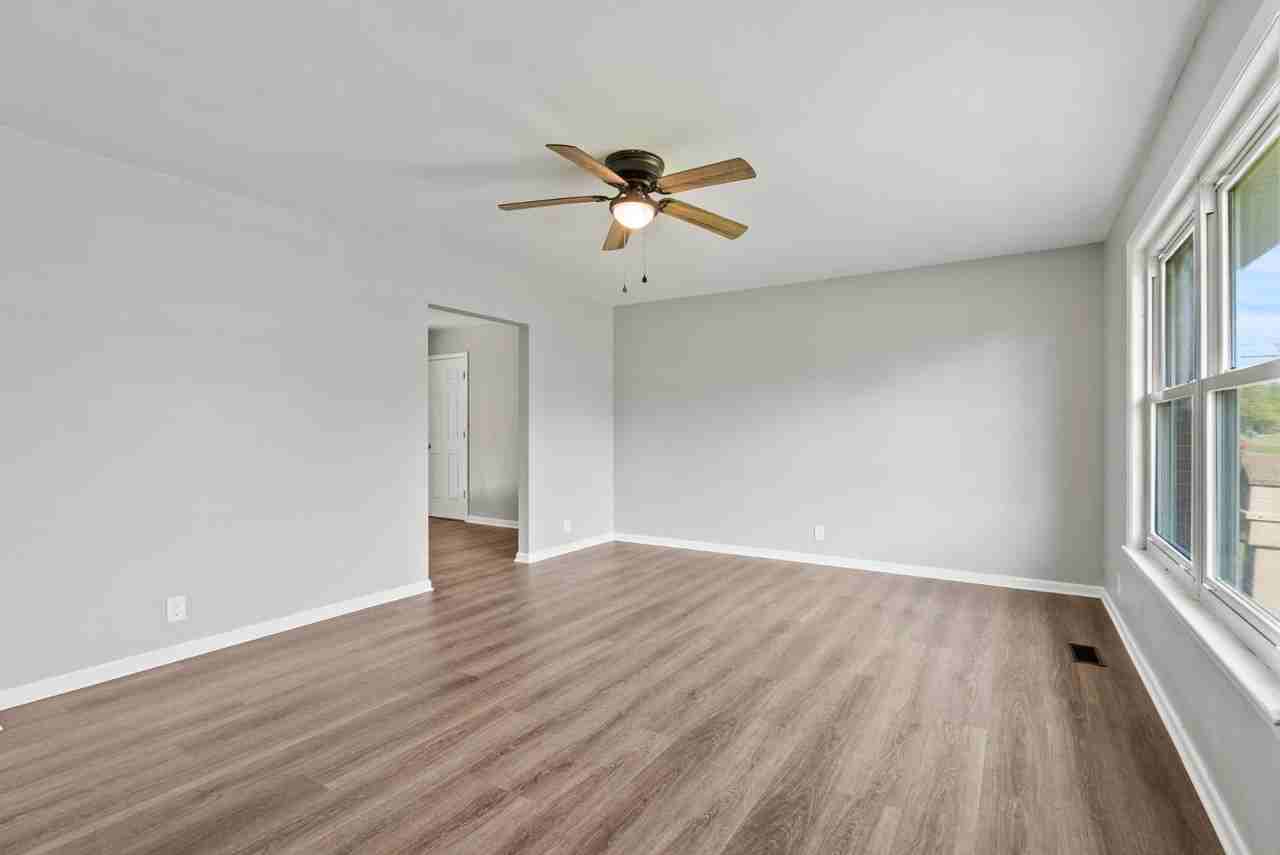 610 Greenbriar Dr - Photo 7 of 20