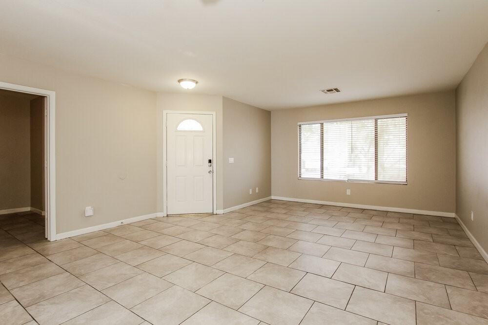 11314 W Orchid Ln - Photo 3 of 16