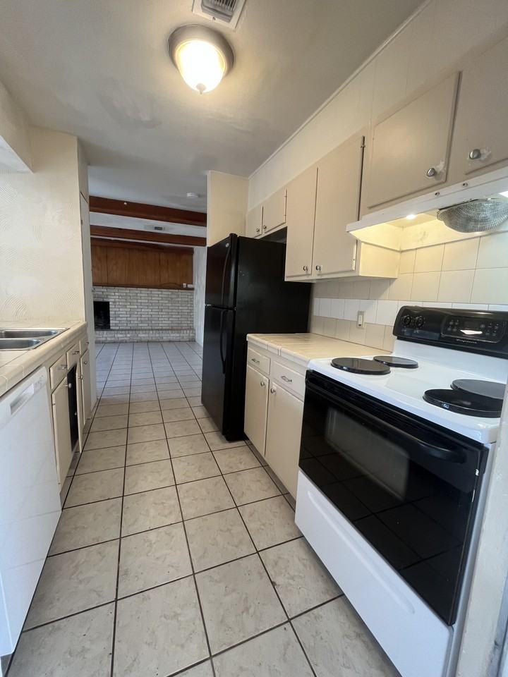 Hillyer St #1002 - Photo 4 of 13