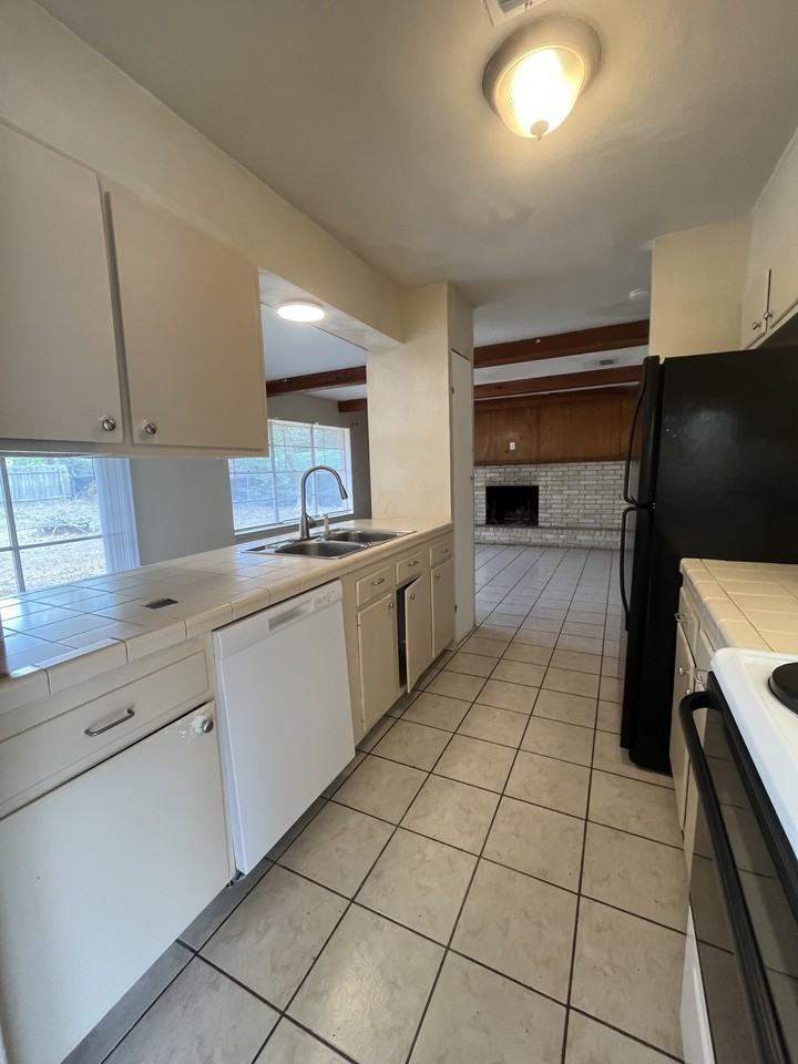 Hillyer St #1002 - Photo 5 of 13