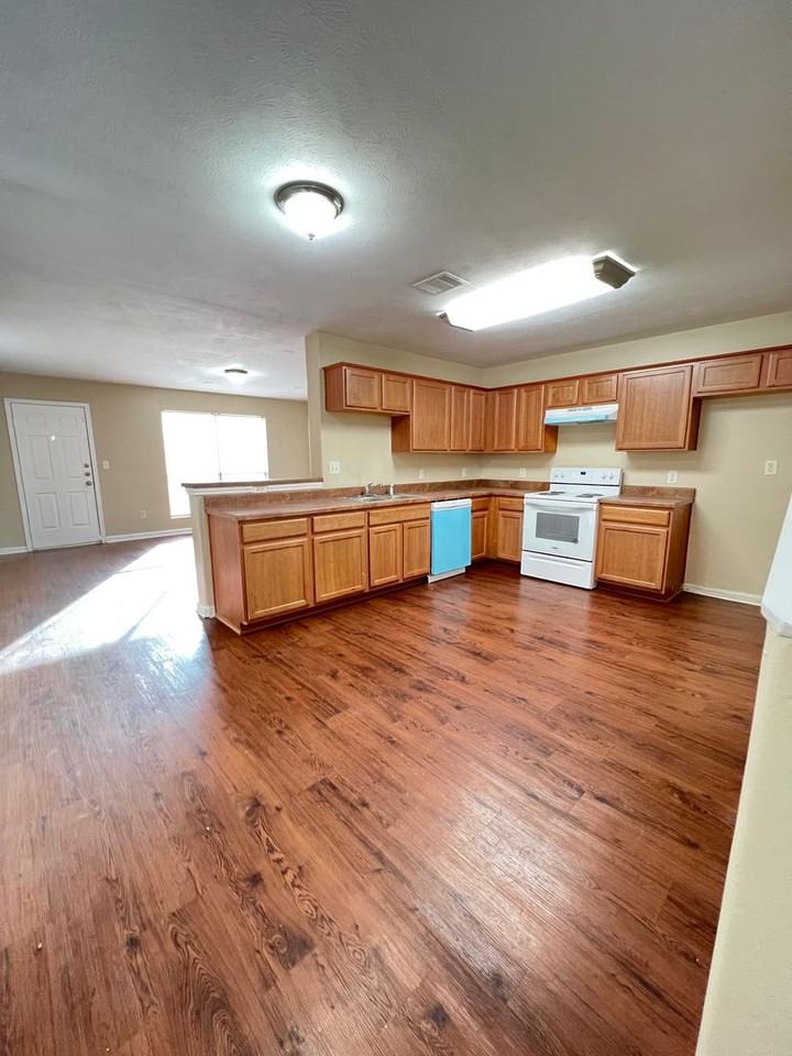 10626 Pine Landing Dr - Photo 2 of 18