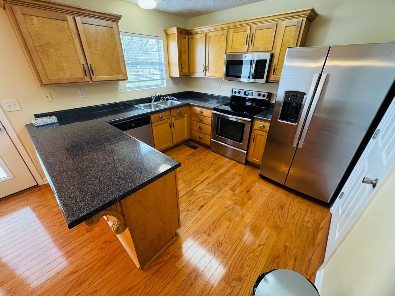 403 S Tarver Ave - Photo 3 of 20