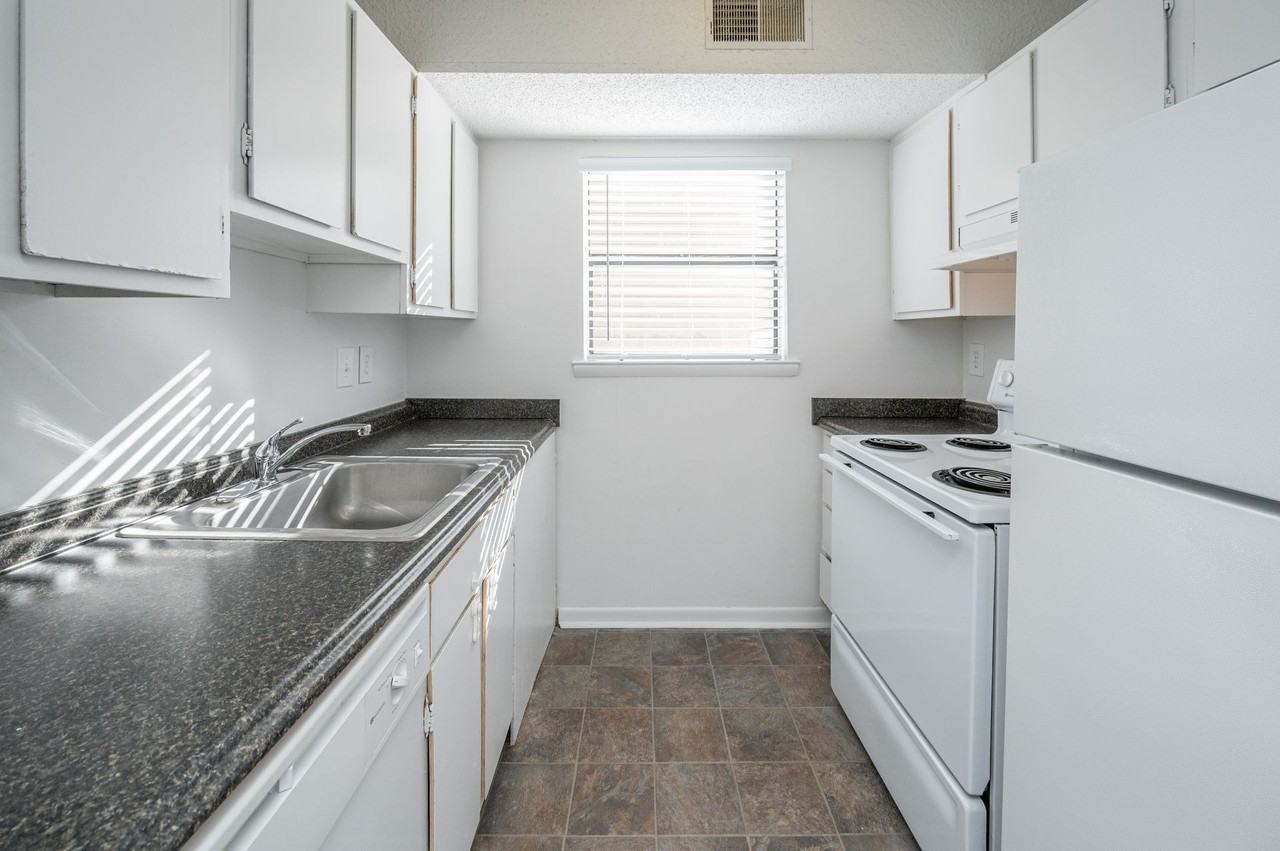 Dana Apartments - Photo 4 of 10