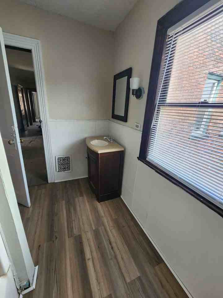 809 Walnut St 2nd Fl #2 - Photo 6 of 12