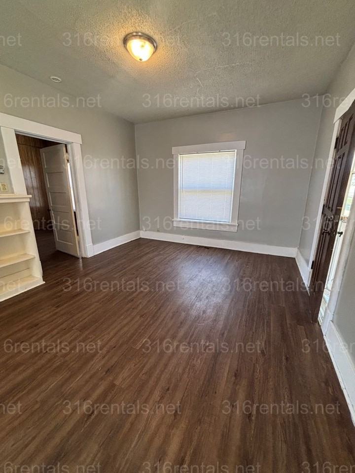 511 W Locust Ave - Photo 6 of 21