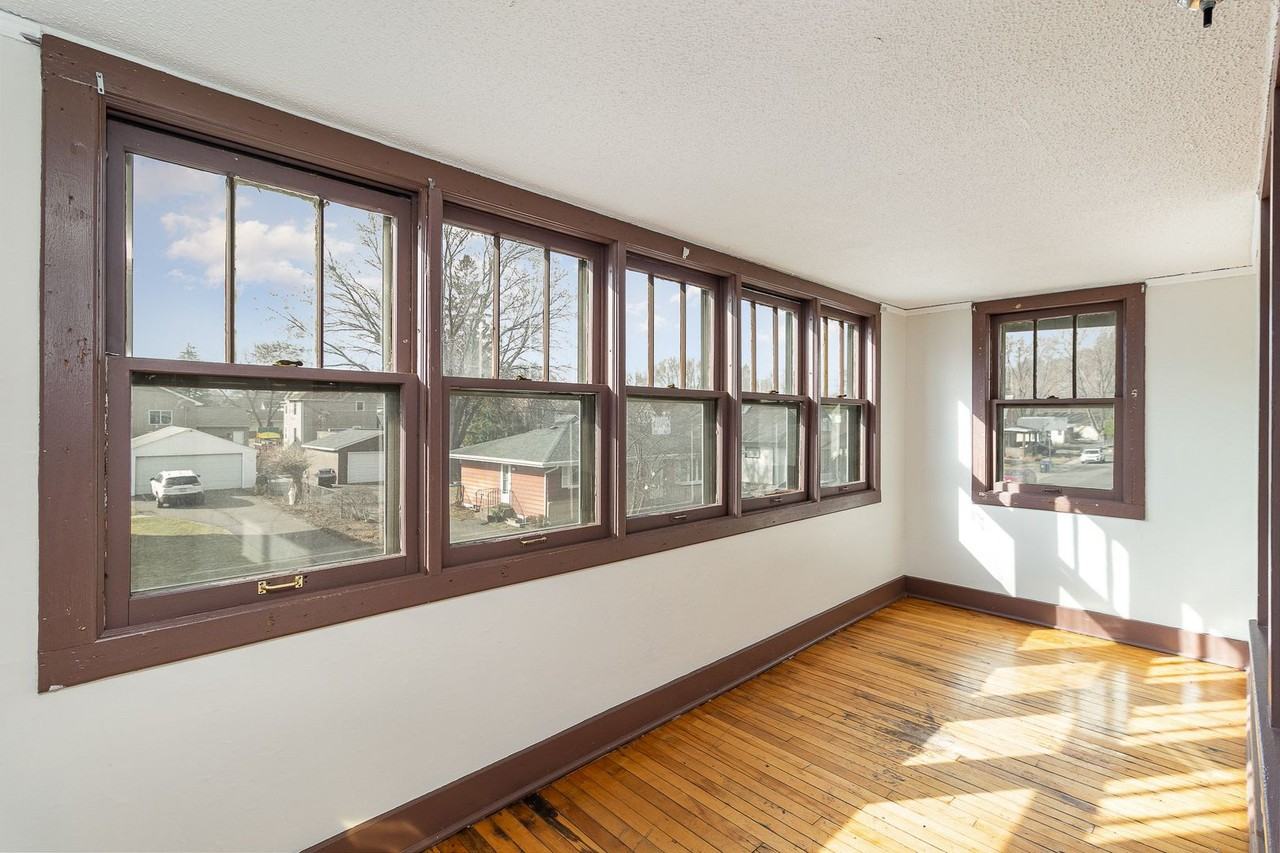 447 Banfil St - Photo 3 of 24