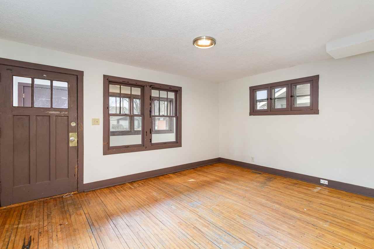 447 Banfil St - Photo 4 of 24