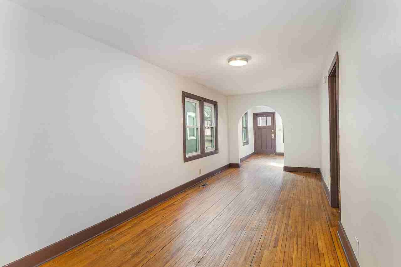 447 Banfil St - Photo 5 of 24