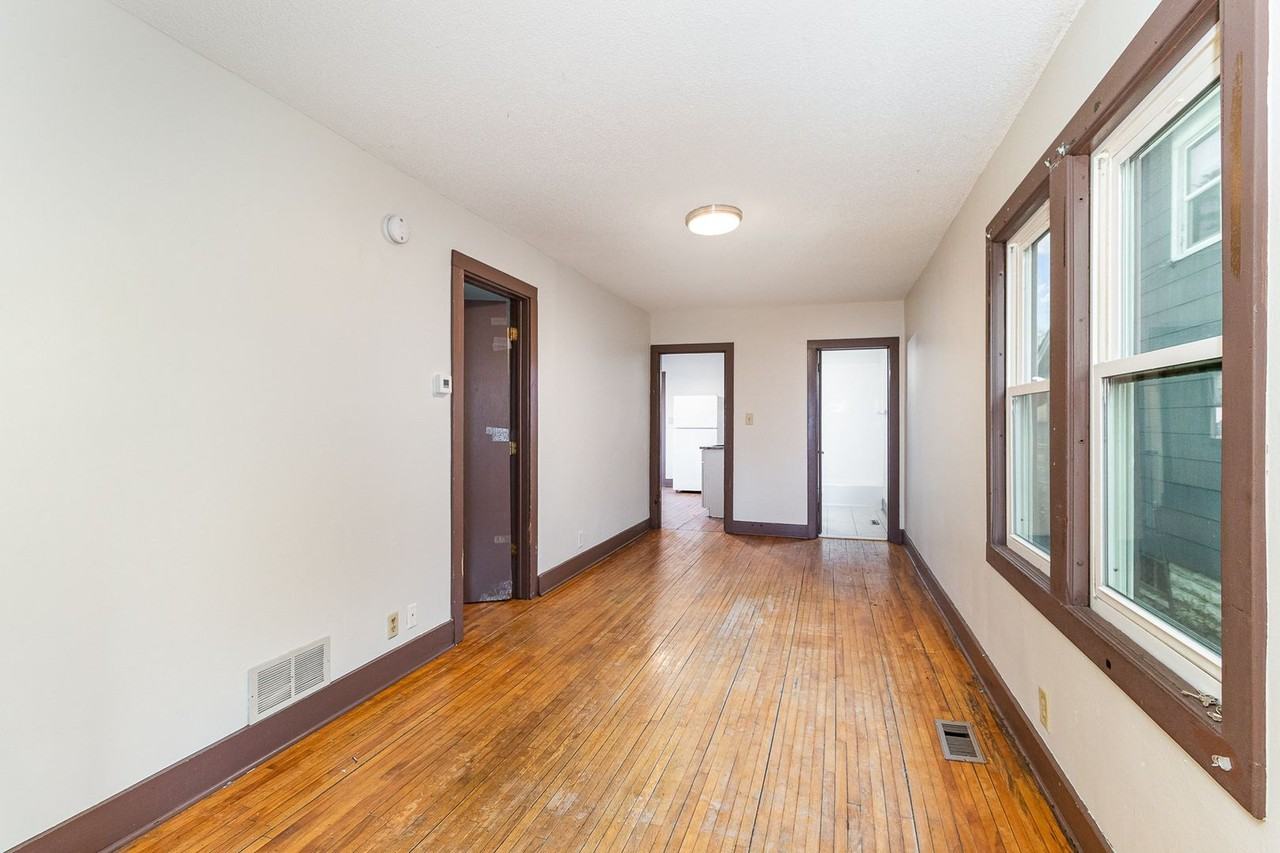 447 Banfil St - Photo 6 of 24