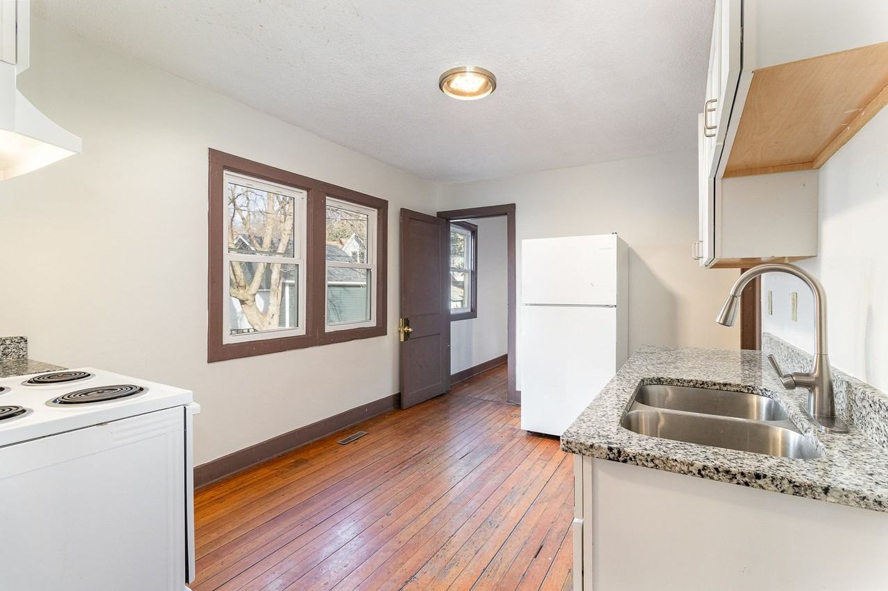 447 Banfil St - Photo 7 of 24