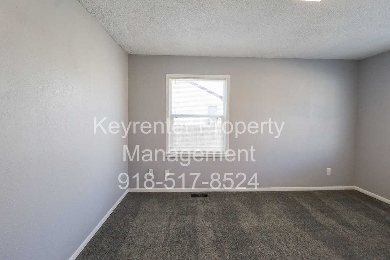 5330 W 2nd St - Photo 5 of 27