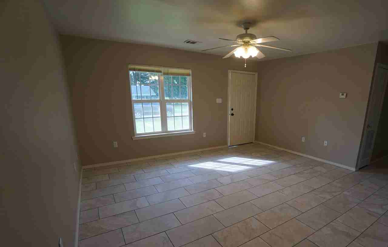 1121 Harris Dr - Photo 3 of 16