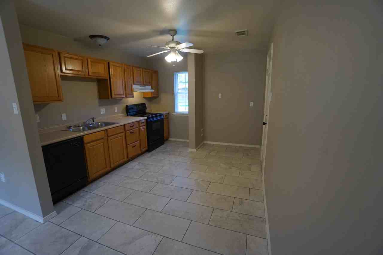 1121 Harris Dr - Photo 4 of 16