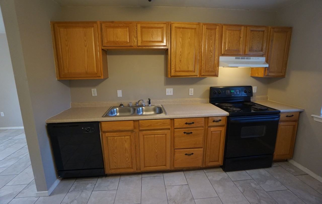 1121 Harris Dr - Photo 5 of 16