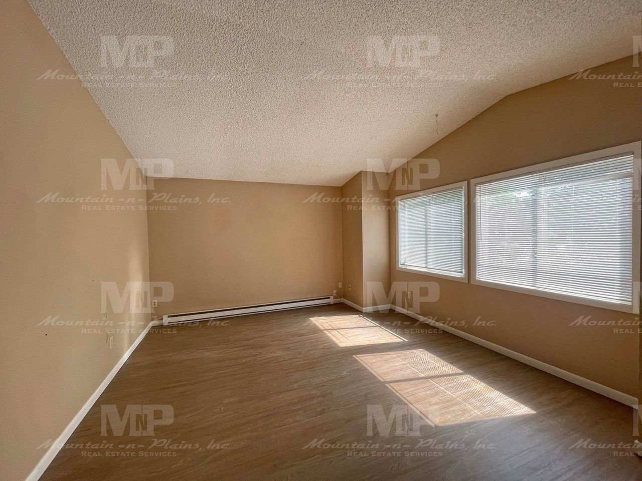 1209 Montgomery St - Photo 3 of 19