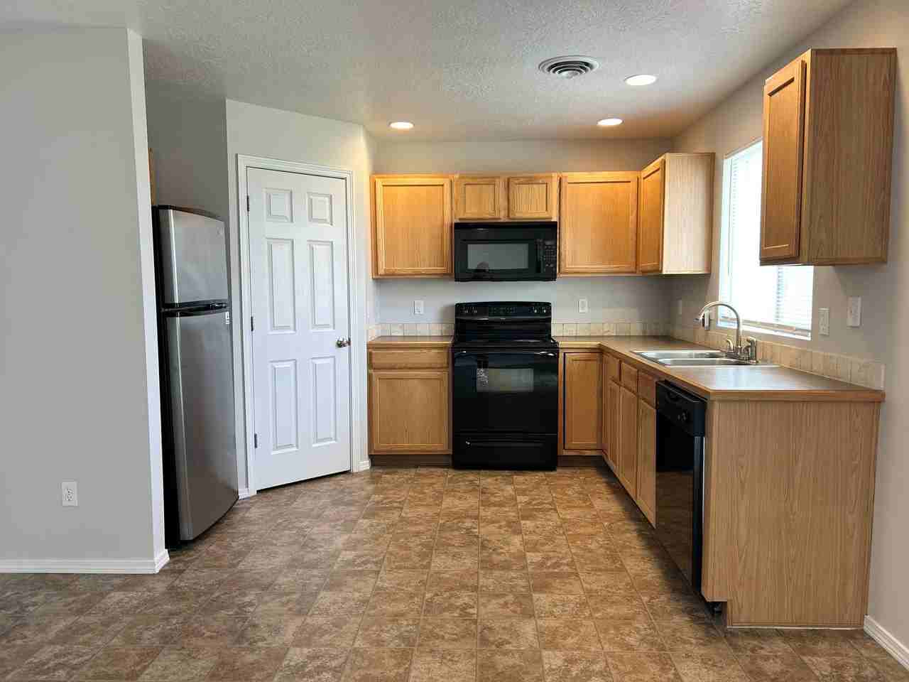 1117 N Dove Ave - Photo 7 of 28