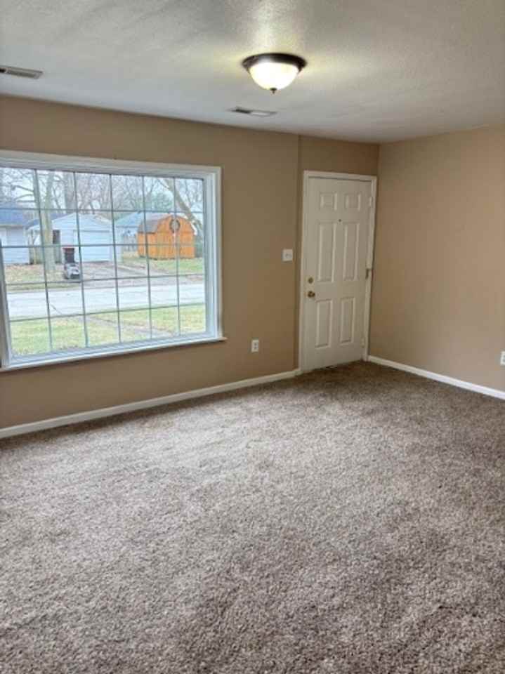 705 Roselyn Dr - Photo 2 of 8