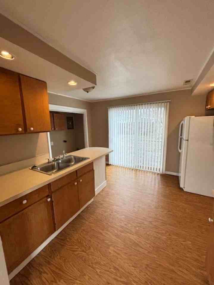 705 Roselyn Dr - Photo 3 of 8