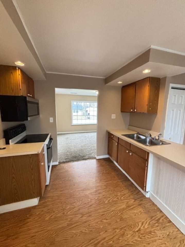 705 Roselyn Dr - Photo 5 of 8