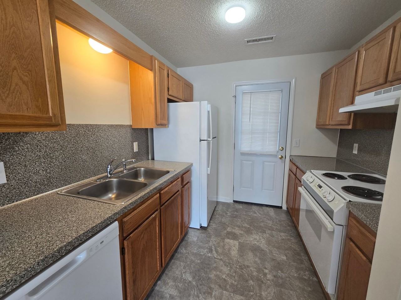 308 Westbrook Ct - Photo 4 of 14