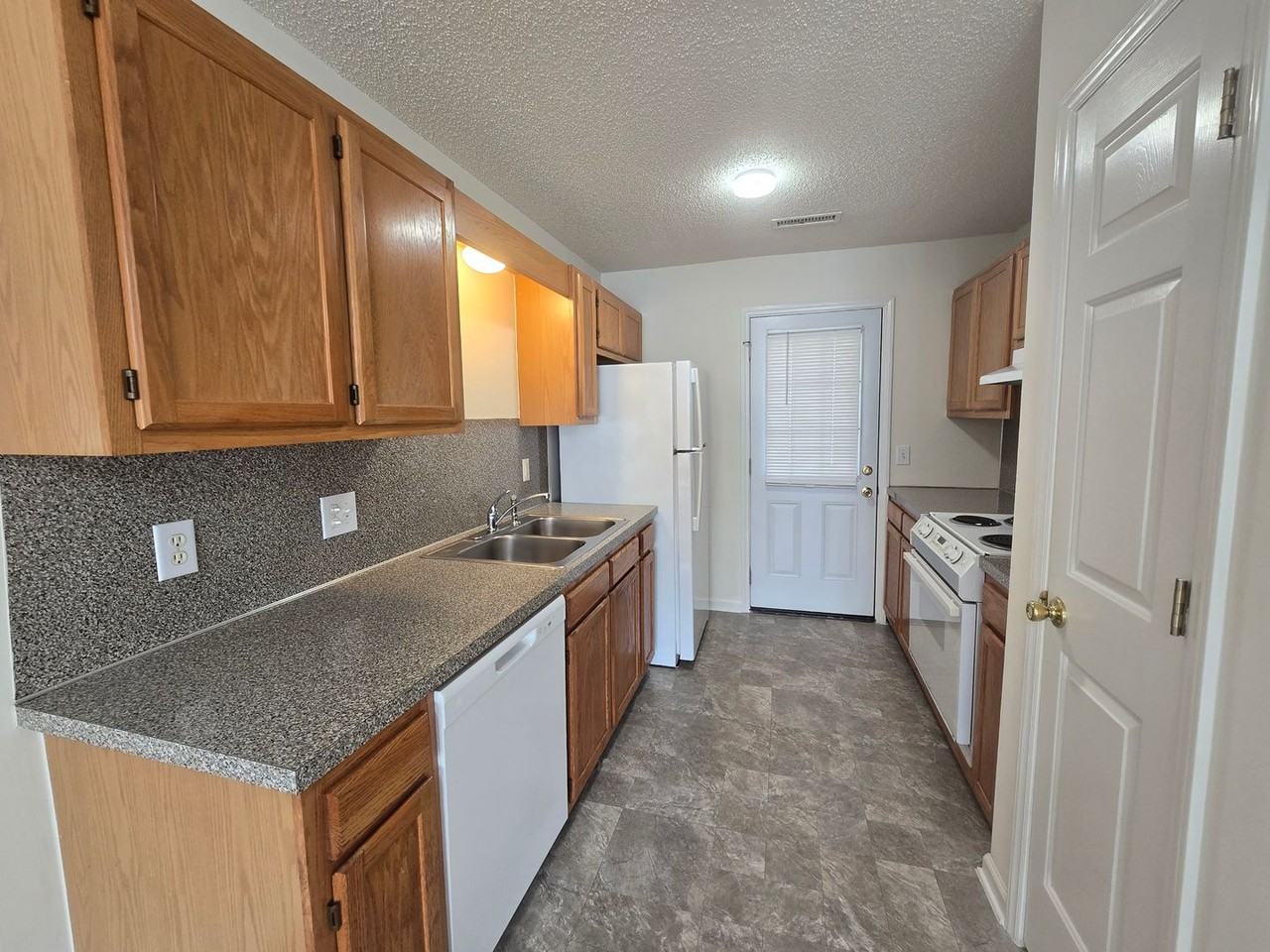 308 Westbrook Ct - Photo 5 of 14