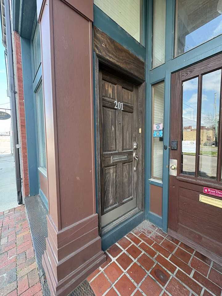 110 W Summit Hill Dr - Photo 2 of 27