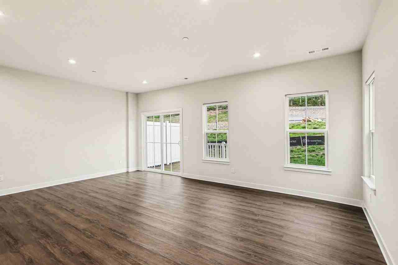 1049 Mountain View Dr - Photo 4 of 24