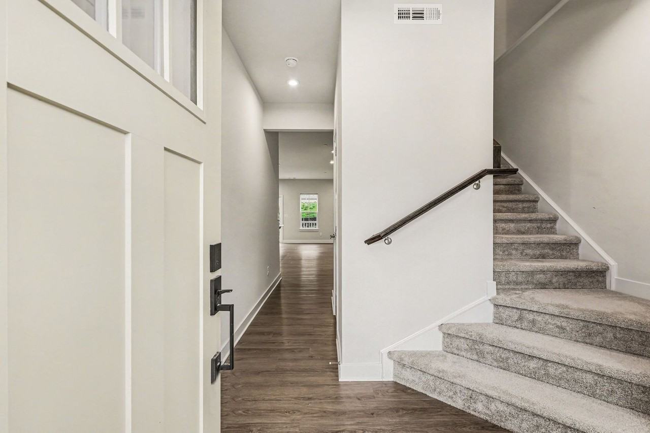 1049 Mountain View Dr - Photo 6 of 24