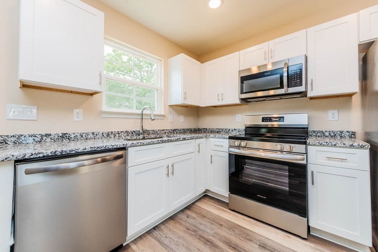 122 Tabor Dr - Photo 4 of 38