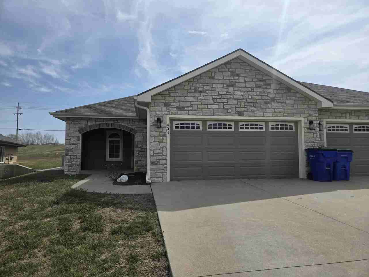 404 Michaels Ct - Photo 2 of 29