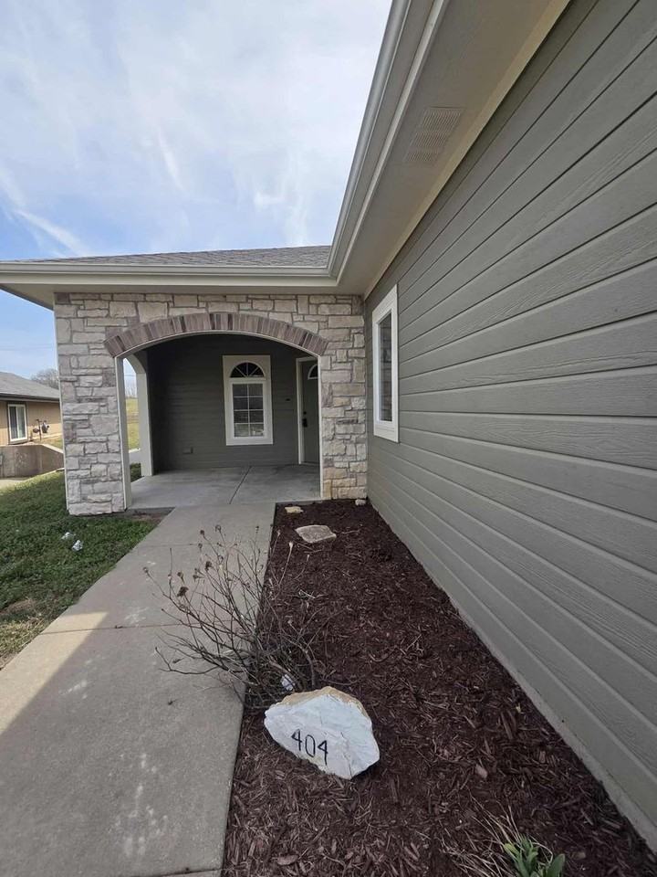 404 Michaels Ct - Photo 3 of 29