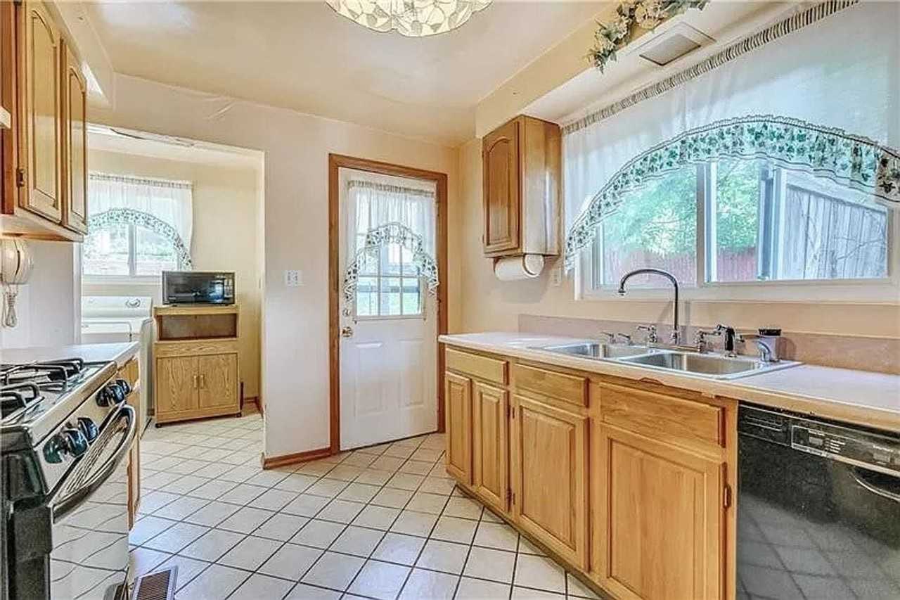 726 Chartiers Ave - Photo 2 of 9