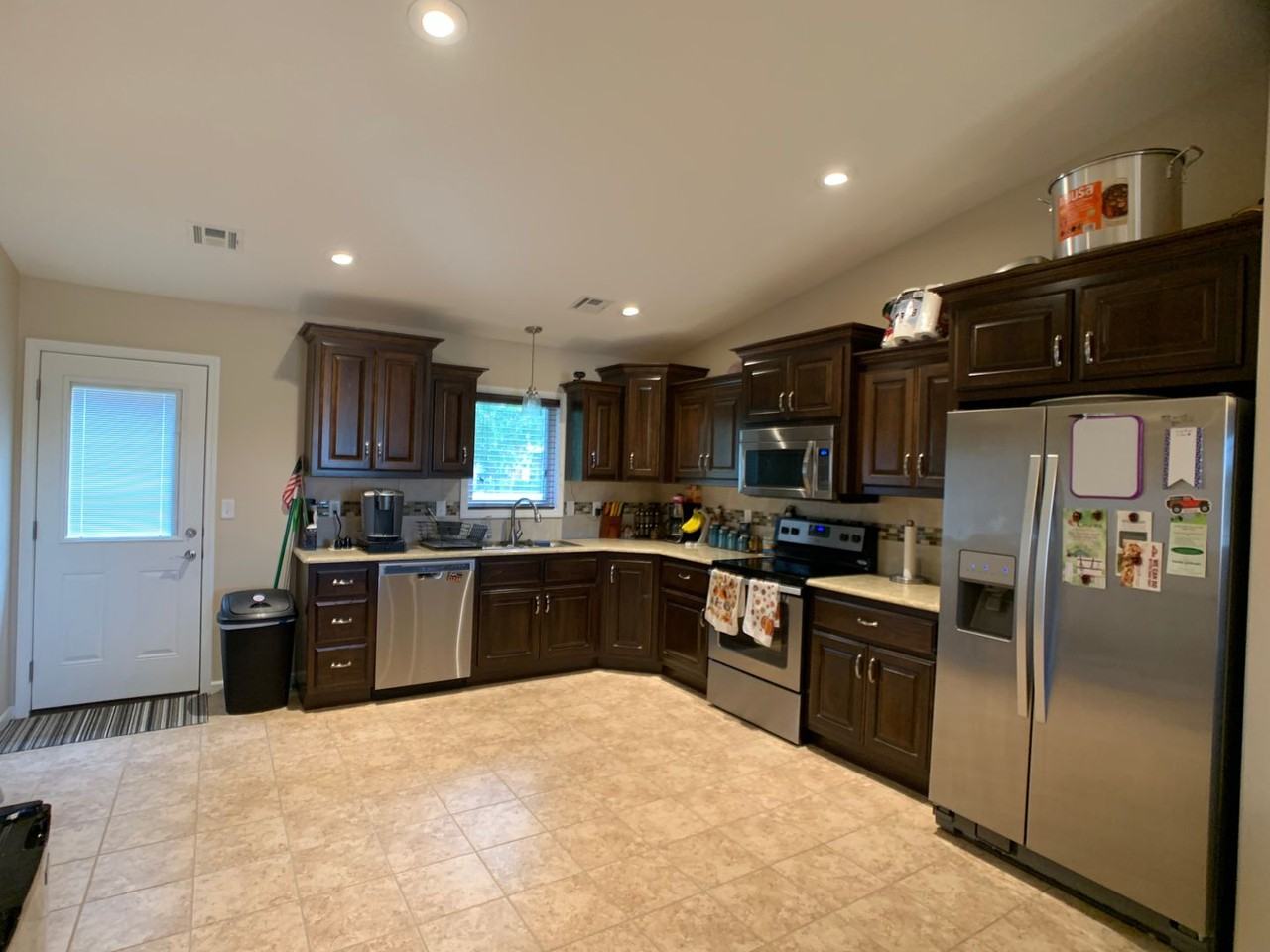 520 Highland Grove Dr - Photo 4 of 16