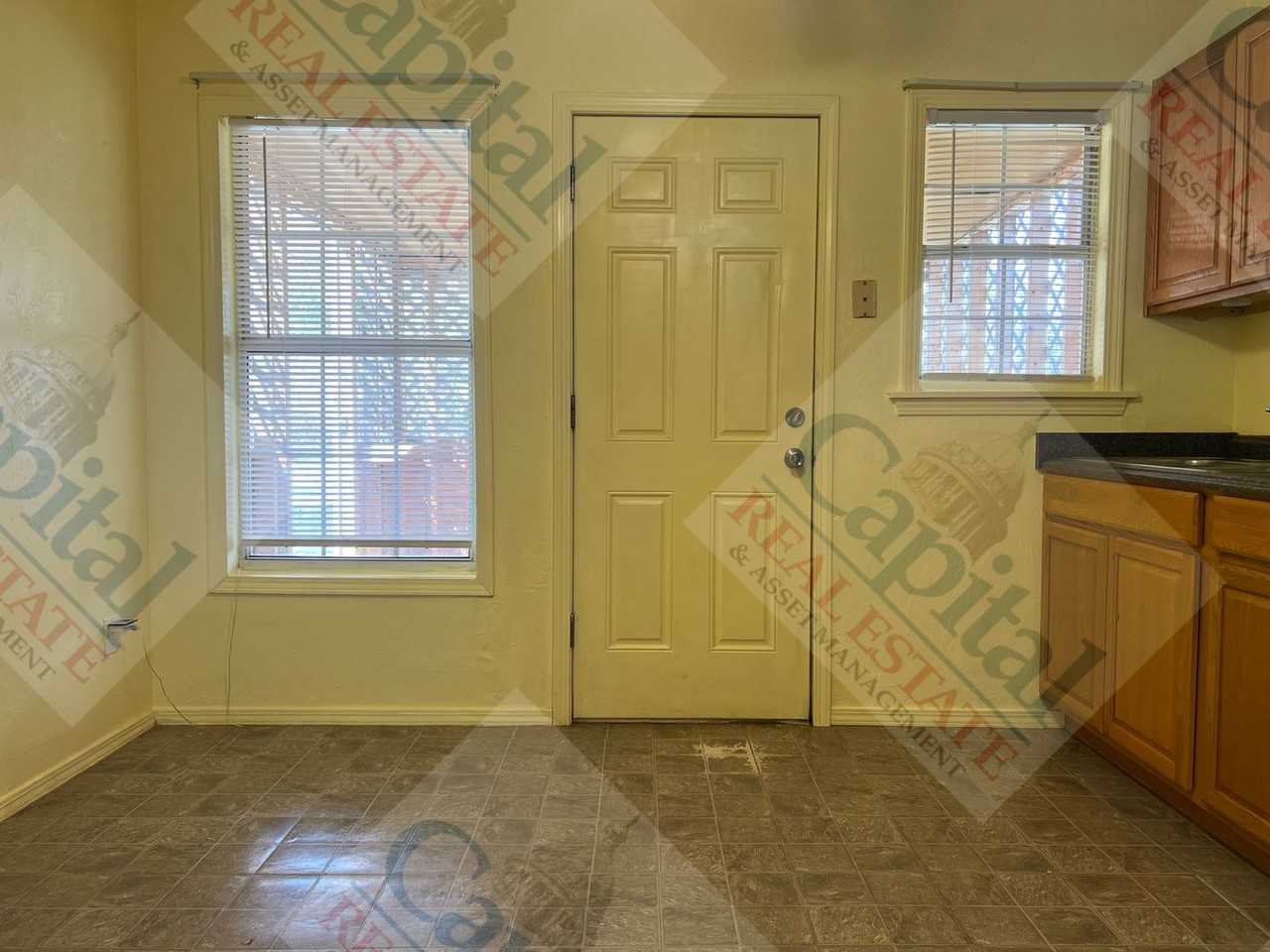 219 E Douglas Dr - Photo 5 of 23