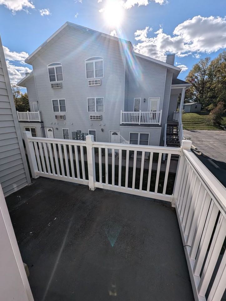 318 E Davis St - Photo 4 of 14