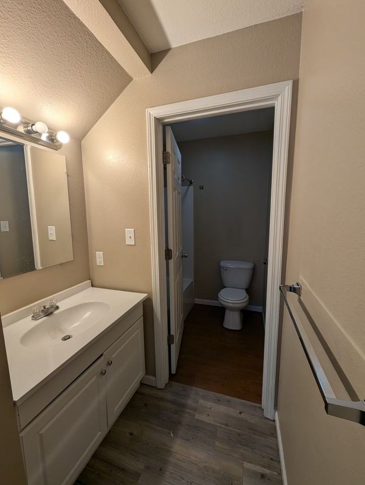 318 E Davis St - Photo 5 of 14