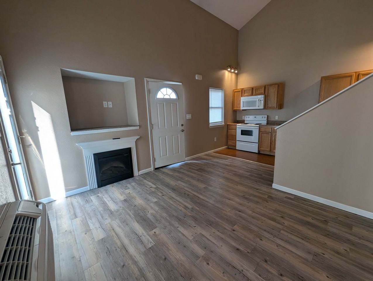 318 E Davis St - Photo 6 of 14