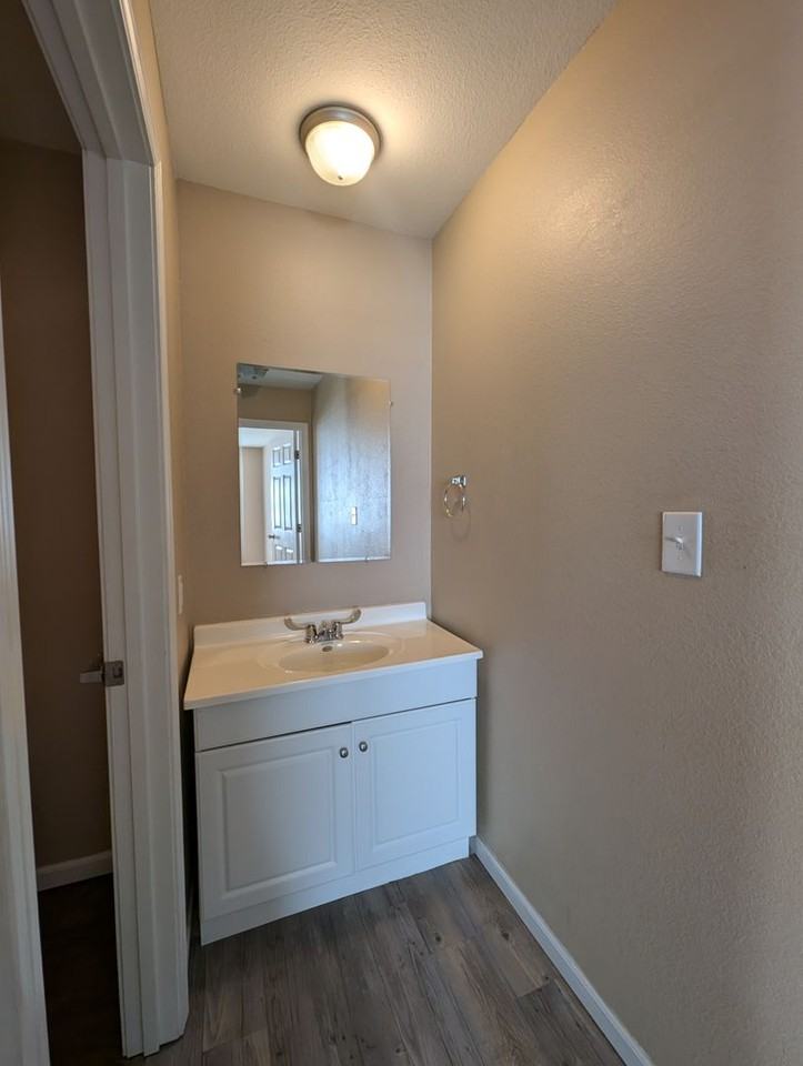 318 E Davis St - Photo 7 of 14