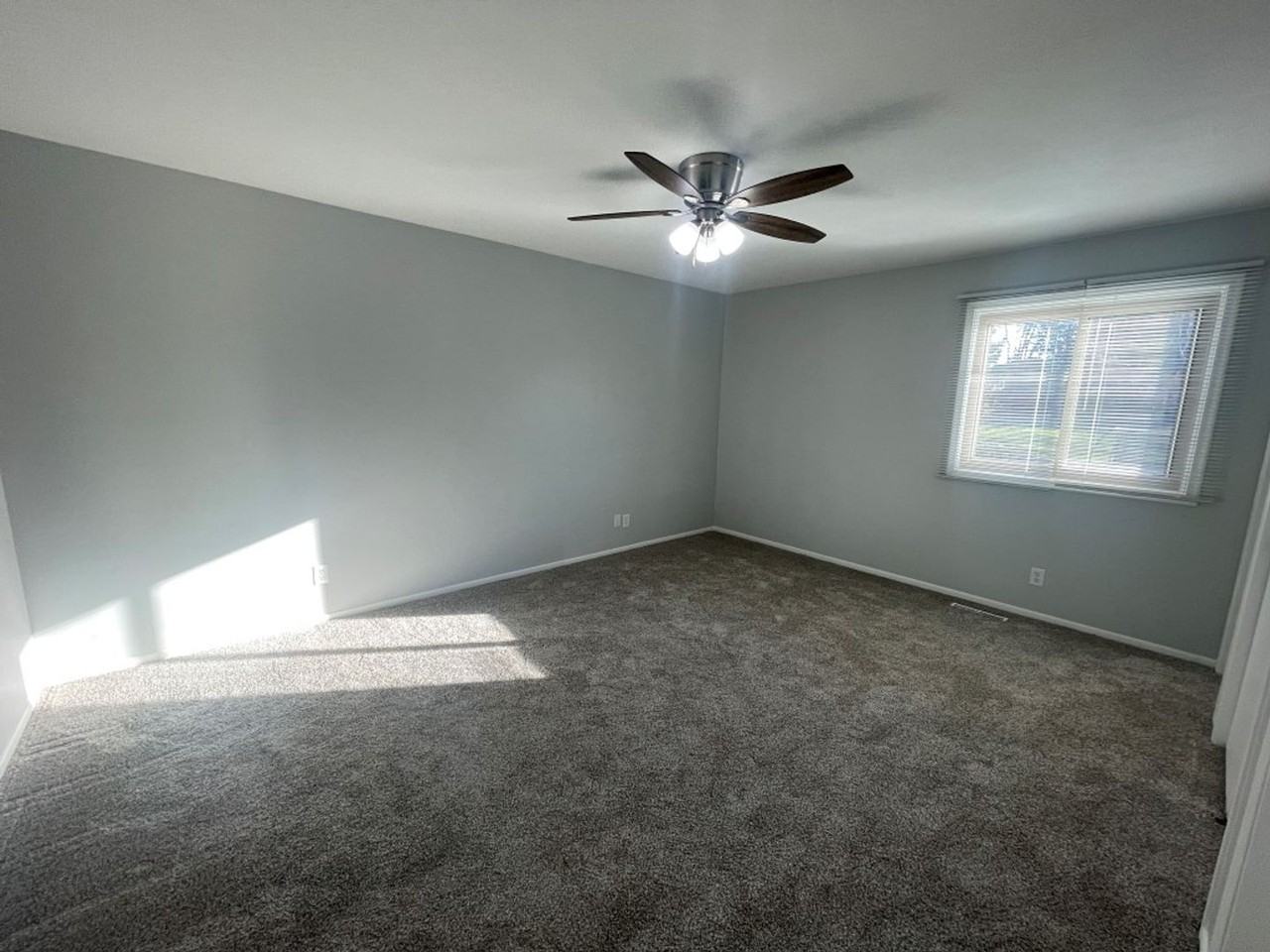 11803 S 27th St - Photo 6 of 27