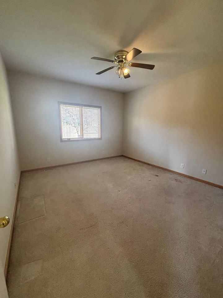 16556 Monroe St - Photo 5 of 11