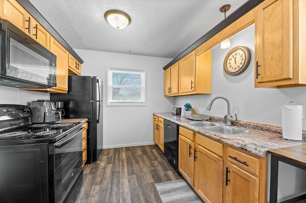 2225 Martha Ave Ne - Photo 5 of 19